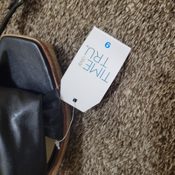 Women size 9 black wedge sandals - Picture 4 of 5